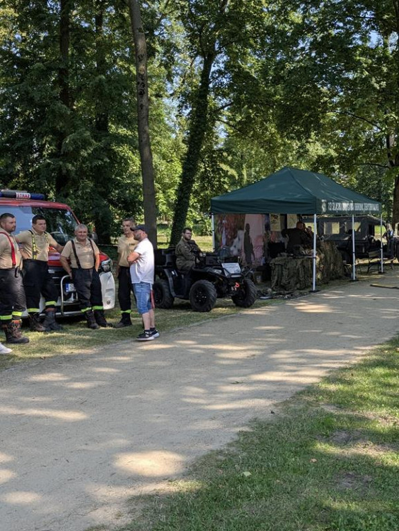Zwiedzanie pałacu, koncerty i pokazy sprzętu wojskowego