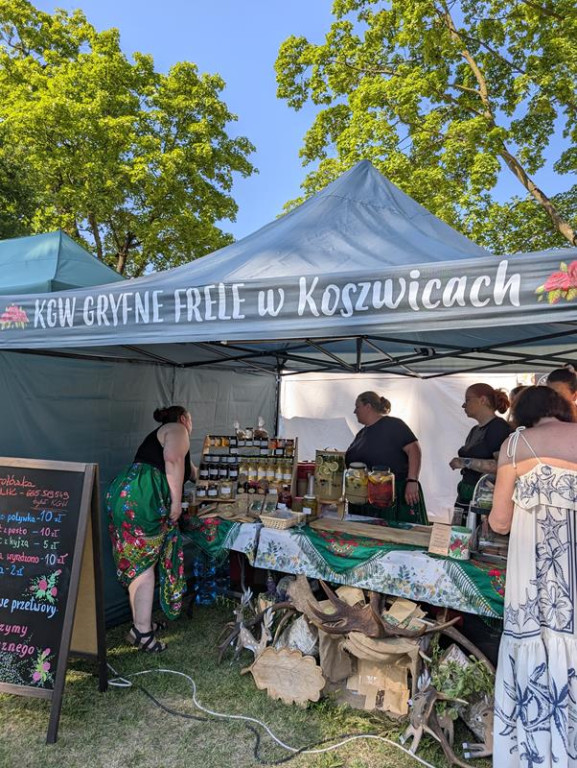 Zwiedzanie pałacu, koncerty i pokazy sprzętu wojskowego