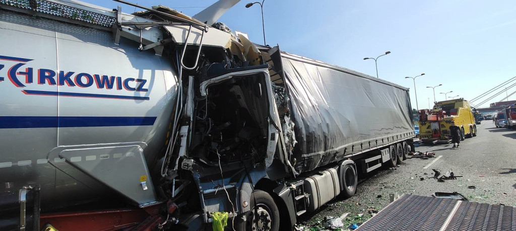 Śmiertelny wypadek na A4. Zderzenie 4 ciężarówek