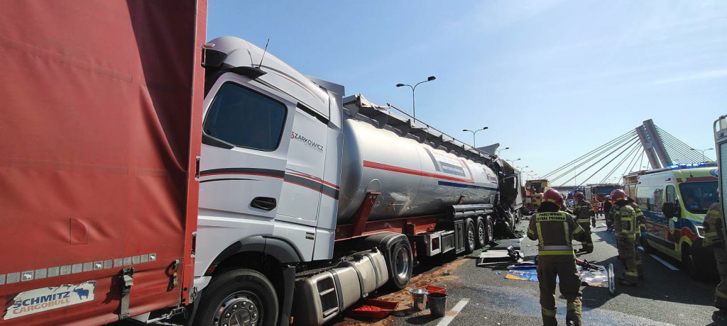 Śmiertelny wypadek na A4. Zderzenie 4 ciężarówek