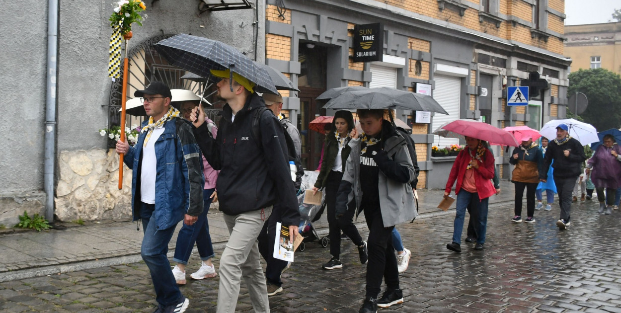 Tarnowskie Góry. Pielgrzymów deszcz nie wystraszył