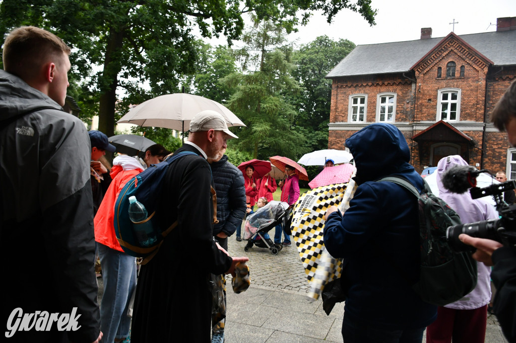 Tarnowskie Góry. Pielgrzymów deszcz nie wystraszył