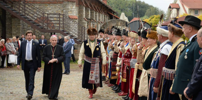 Nowy blask starej zbroi. Co zostało z rycerskiego etosu?