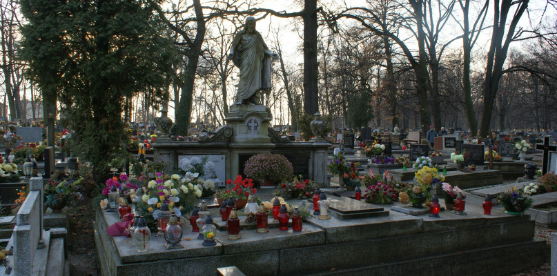 Epidemia tyfusu głodowego w 1737 r. sprawiła, że licznych zmarłych grzebano na polu, poza ogrodzeniem cmentarza przy kościele św. Anny (na zdj.). Dopiero później teren ten przyłączono do właściwego cmentarza. Fot. Krzysztof  Garczarczyk