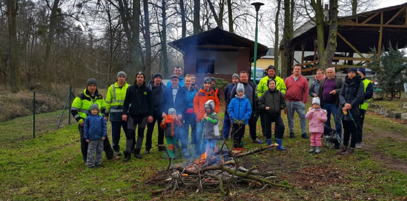 Sołtys Hubert Irmler był mile zaskoczony pozytywnym odzewem na apel o udział w społecznym sprzątąniu wsi. Na zdj. część uczestników akcji. Fot. grupa fejsbukowa Newsy z gminy Zbrosławice i okolicy 