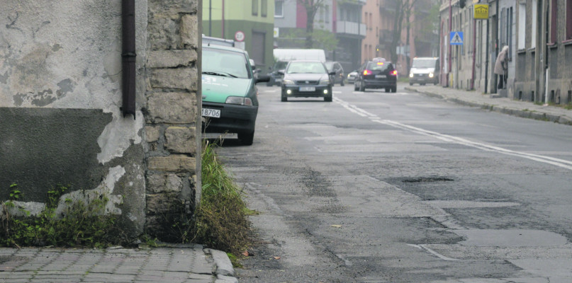 Podczas remontu ul. Powstańców zostanie wyburzony budynek, który graniczy z jezdnią. Fot. Jarosław Myśliwski