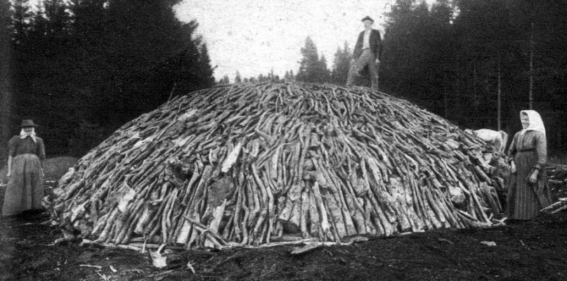 Mielerz bez okrycia. Zdjęcie wykonano w roku 1900. Fot. Domena publiczna