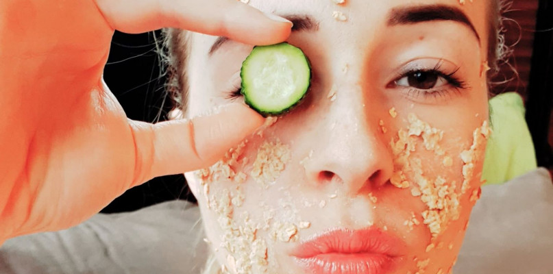 - Maseczki oparte na płatkach owsianych należą do moich ulubionych przepisów na kosmetyki, które w prosty sposób można przygotować w warunkach domowych - mówi kosmetyczna Zenia Froniewska. A okłady z ogórka to znany od lat sposób na podkrążone oczy. Fot. Archiwum Z. Froniewskiej 