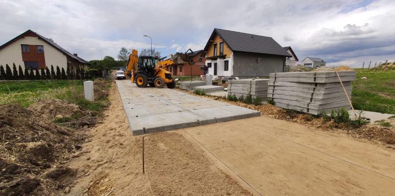 Do utwardzenia ulic wykorzystano płyty drogowe. Fot. Gminny Zakład Komunalny w Zbrosławicach
