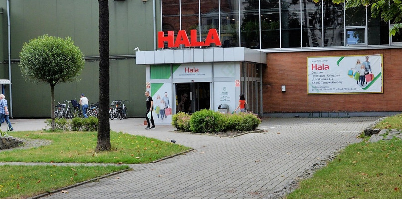 - Jest ciężko. Stoiska spożywcze bez zmian, ale jeżeli chodzi o przemysłowe, to mają bardzo mało klientów - mówi Adrian Wolnik, prezes CHU Hala w Tarnowskich Górach. 