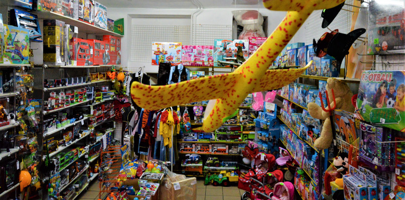 ? Na Krakowskiej jest coraz mniej ludzi, handel upada, jak mamy zarabiać? Pisałyśmy kilkakrotnie do burmistrza o obniżenie czynszu, ale bezskutecznie ? mówi Marcina Śliwa. Fot. Jarosłąw Myśliwski