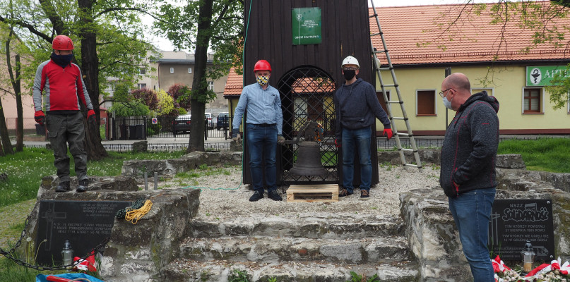 Znajdująca się niedaleko rynku drewniana dzwonnica to jedyny tego typu zabytek w Polsce. Fot. Archiwum SMZT 