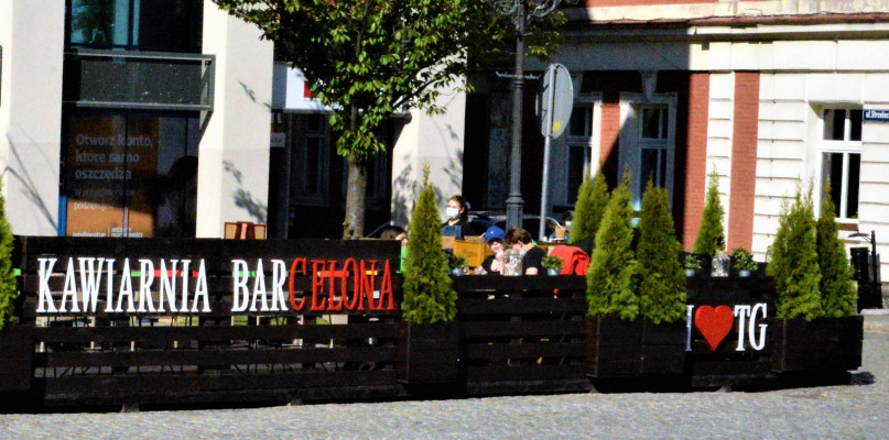 - W ogródku na rynku obsługujemy do 14 osób, a w środku 20. To trzy razy mniej, niż mamy miejsc - mówią Beata i Rafał Górkowie, prowadzący Bar Celonę. Fot. Jarosław Myśliwski