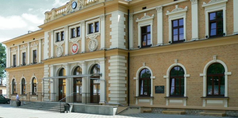 Tarnogórskie hutnictwo dało impuls do rozwoju miasta. Istniejący budynek dworca kolejowego  z 1888 r. Komu on się nie podoba, może go porównać ze starszym tylko o 30 lat dworcem w Strzybnicy. Fot. Mieczysław Filak