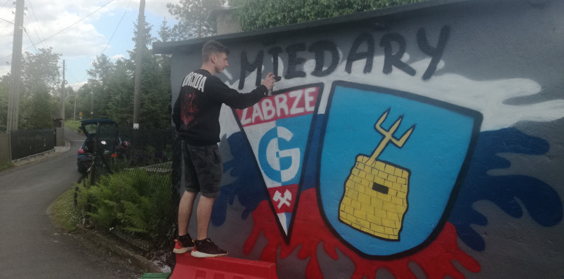 Kibice promują Górnika. Malują mural we wsi przy głównej drodze