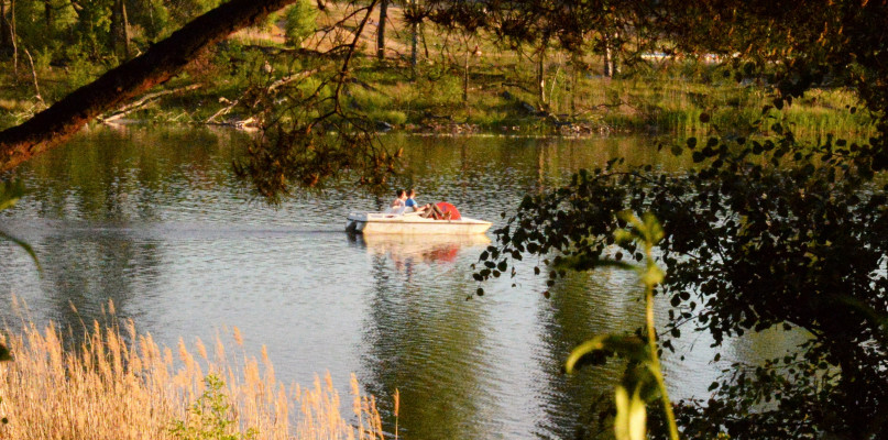 Na wodzie łodzie wędkarzy, ale także pierwsze rowery wodne.  Fot. Jarosław Myśliwski