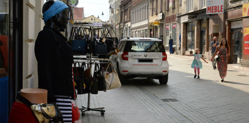 - Można zająć pas drogowy przez prowadzenie remontu, ustawienie rusztowania na chodniku, kawiarnianego ogródka letniego, ale i reklamy - mówi kierownik Czyżewska. Fot. Jarosław Myśliwski 