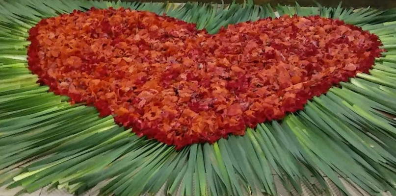 W niektórych świątyniach ułożono dywany kwiatowe. Fot Bożena Imach