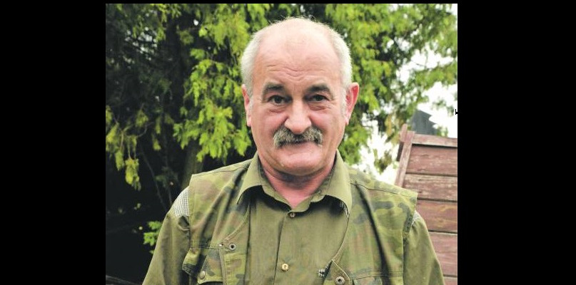 Czesław Tyrol, autor książki Legendarna góra Grojec i okolice, chodząc po wzgórzu dopatrzył się pozostałości średniowiecznych budowli. Fot. Jarosław Myśliwski