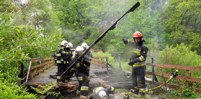 Strażacy ugasili pożar, a potem rozebrali tlące się fragmenty konstrukcji. Fot. Jarosław Myśliwski