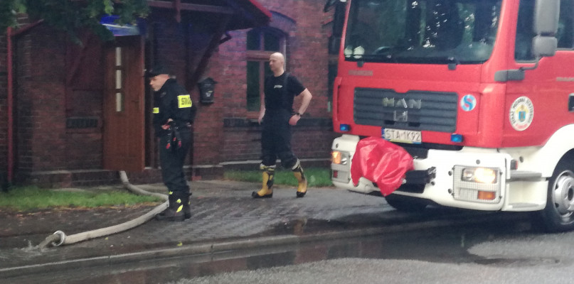 Straż ze Strzybnicy pompuje wodę z budynku przy ul.  Armii Krajowej. Fot. Jacek Tarski
