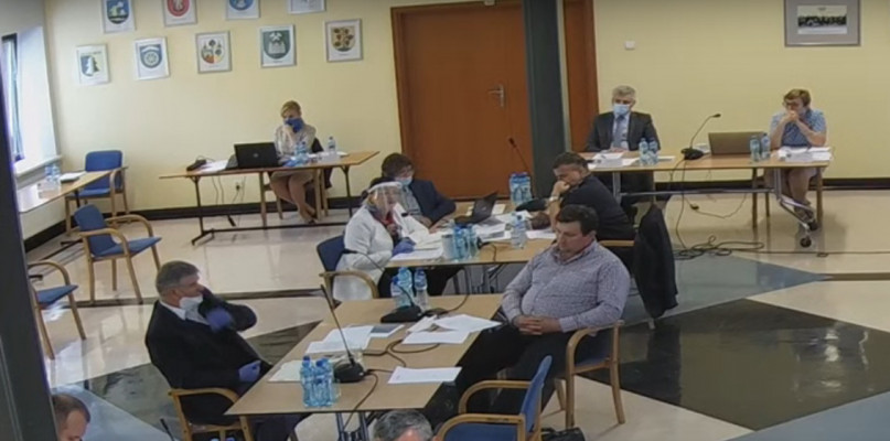 O rozwiązaniu wydziału zdrowia starostwa poinformowała radnych podczas sesji, która odbyła się 23 czerwca. Fot. Zrzut ekranu