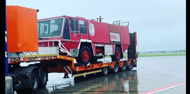 Wrak lotniskowego wozu pożarniczego ważył prawie 10 ton. Ze względu na duże gabaryty załadowano go na lawetę podczołgową. Fot. Olmet