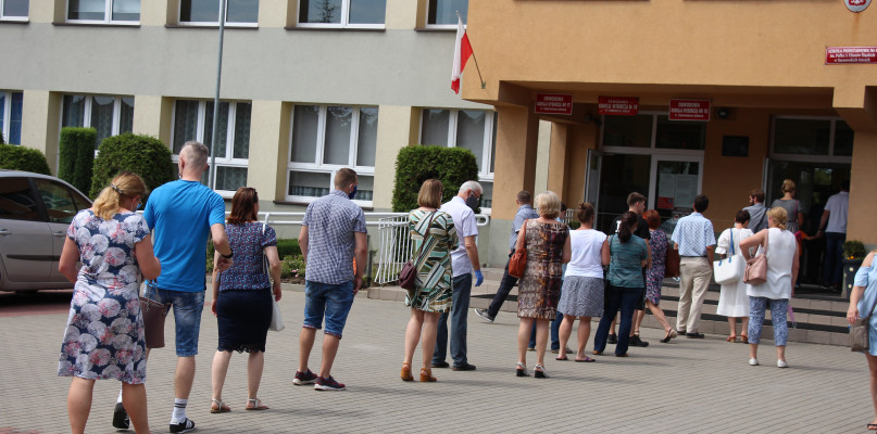 Kolejka do lokalu wyborczego na osiedlu Przyjaźń 