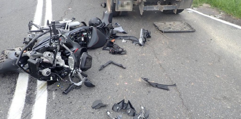 Motocyklista wjechał w skręcający w lewo samochód.  Fot. Archiwum policji 