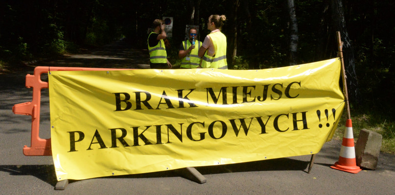 Przy wjeździe nad zalew Nakło-Chechło dzisiaj już po godz. 13 pojawiły się banery informujące o braku miejsc parkingowych. Fot. Jarosław Myśliwski