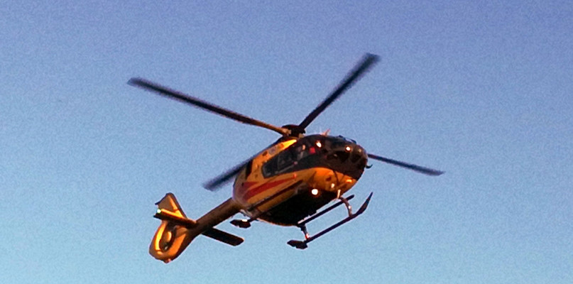 Śmigłowiec zabrał nastolatka do szpitala. Fot. Jacek Tarski 