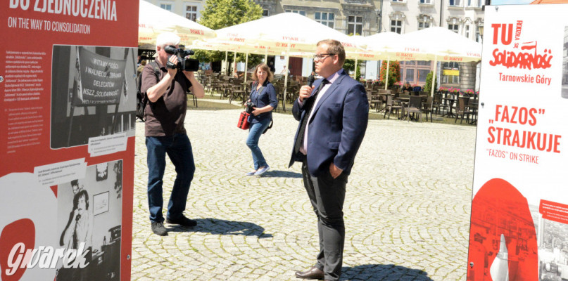 Autorem ekspozycji jest Adrian Rams. Filmuje go Ryszard Kowalski, autor zdjęć ze strajkujących u nas zakładów, które pokazano na wystawie . Fot. Jarosław Myśliwski