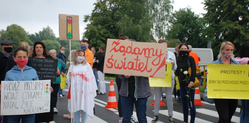 Protest dotyczył sygnalizacji świetlnej przy skrzyżowaniach ul. Tarnogórskiej z ul. Miarki i Damrota oraz Stabińskiego i Wiosennej . Fot. Agnieszka Reczkin