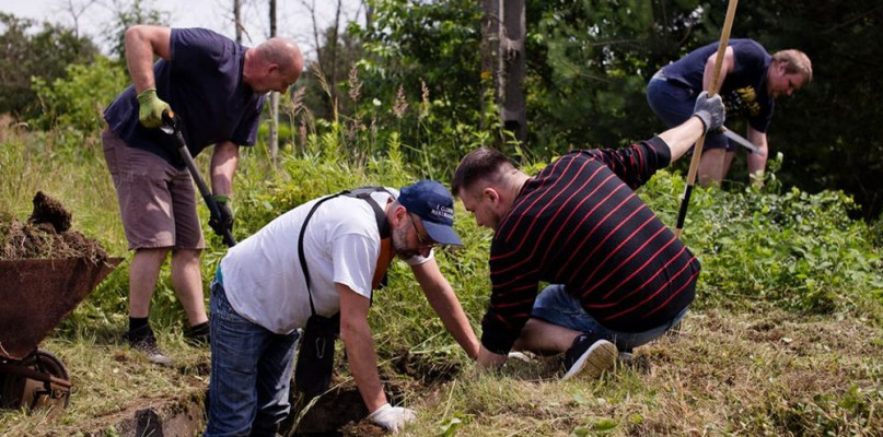 Na pierwszym planie inicjatorzy sprzątania - Mariusz Jarzombek i Sławomir Pastuszka. Fot. Wiktoria Kot, Dokument Projektu