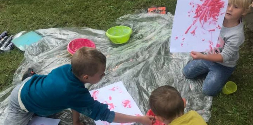 Gminna Biblioteka Publiczna w Świerklańcu zaprosiła dzieci na zajęcia zabawy sensoryczne, sensoplastyczne i plastyczne w plenerze. Kolejne będą 6 i 20 sierpnia. Fot. Archiwum biblioteki