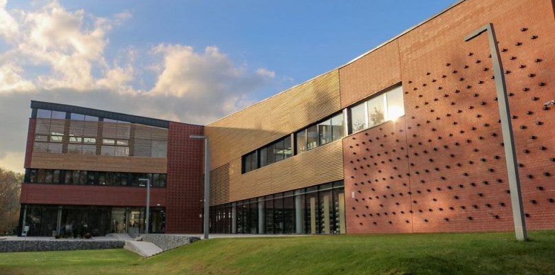 Bulwar kończy się przy Lubitece, lublinieckiej bibliotece. Zostanie tam podświetlony napis Lubliniec. Fot. Archiwum biblioteki