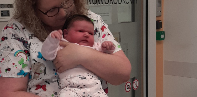 Maja na rękach Joanny Wojcieszczyk-Baci, kierownik oddziału noworodkowego. Fot. Piekarskie Centrum Medyczne