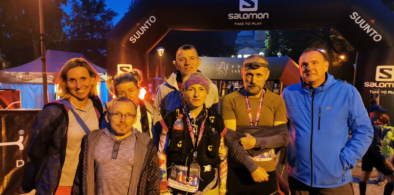 W środku Barbara Czichy i Zbigniew Rosiński po 52 godzinach biegu na 240 km Fot. Archiwum WKB Meta 