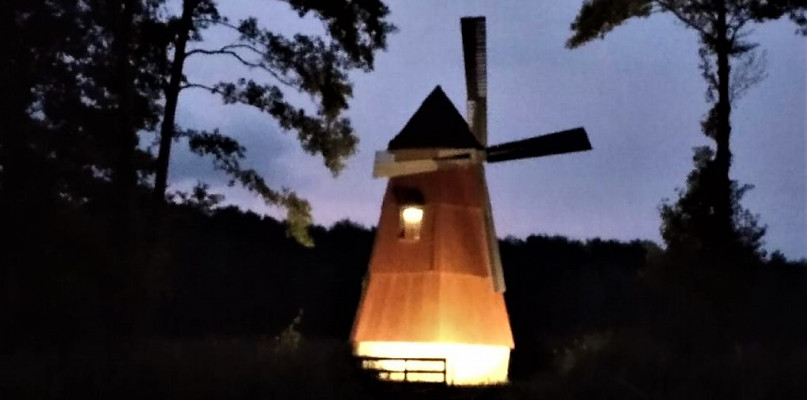 Wiatrak został oświetlony lampami ledowymi zasilanymi odnawialnym źródłem energii - informuje kaletański magistratFot. UM w Kaletach