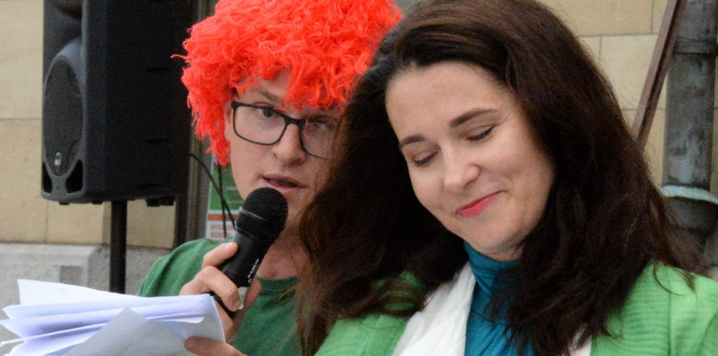 zytali wcześniej zaproszeni, ale także zaskoczeni, którzy przyszli posłuchać i nagle wręczono im teksty. Fot. Jarosław Myśliwski