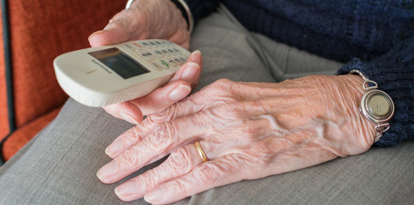 Ofiarą oszustów padła 81-letnia mieszkanka gminy Zbrosławice, która dała się przekonać, że rozmawia z siostrzeńcem.  Fot. Pixabay