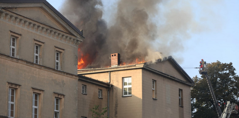 Pali się szkoła w Lublińcu. Na miejscu jest 11 zastępów straży pożarnej  