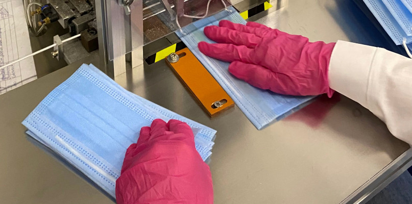 Etna produkuje maski. Dzięki temu uniknięto zwolnień pracowników