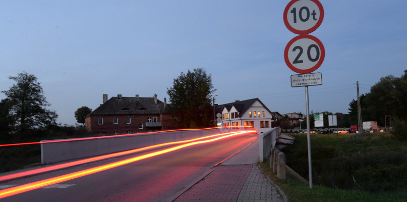 Na moście ograniczono tonaż i prędkość przejeżdżjacych samochodów. Fot. Jarosław Myśliwski