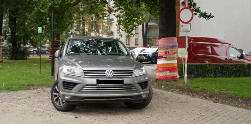 - W czasie lipcowej sesji też parkowałem w tym miejscu i nikt się nie czepiał - mówi radny. Fot. Jarosław Myśliwski
