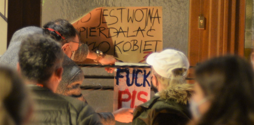 Z założenia uczestnicy mieli zostawiać zapalone znicze, ewentualnie wywiesić plakaty i odchodzić, aby nie tworzyć zgromadzenia, jednak większość protestujących zostawała. Fot. Jarosław Myśliwski