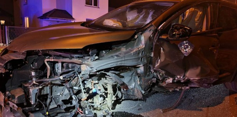 W piątek w Lublińcu kierowca reanult spowodował zderzenie z volvo. Fot. Archiwum PSP w Lublińcu