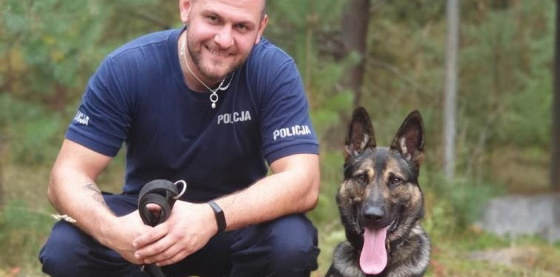 Otok ze swoim przewodnikiem. Fot. Archiwum policji