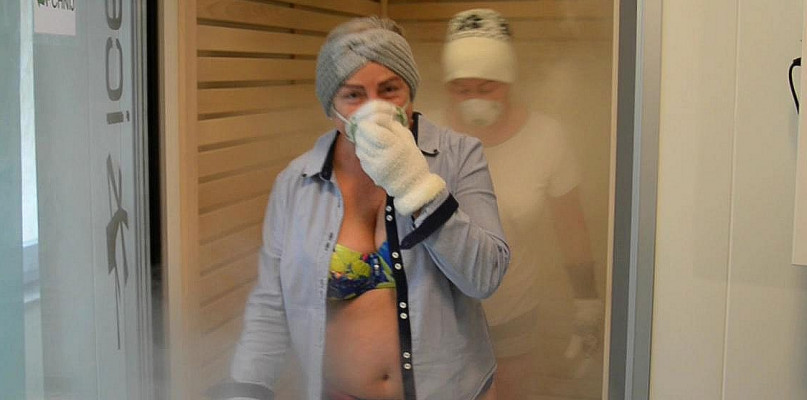 Jak mówiły obecne na miejscu pacjentki, w ich przypadku krioterapia przynosi bardzo dobre rezultaty. Fot. Jarosław Myśliwski