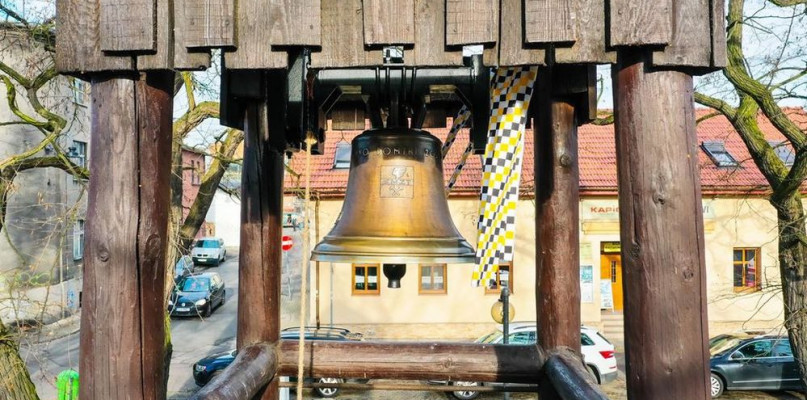 Nowy dzwon już jest w dzwonnicy. Fot. Archiwum UM